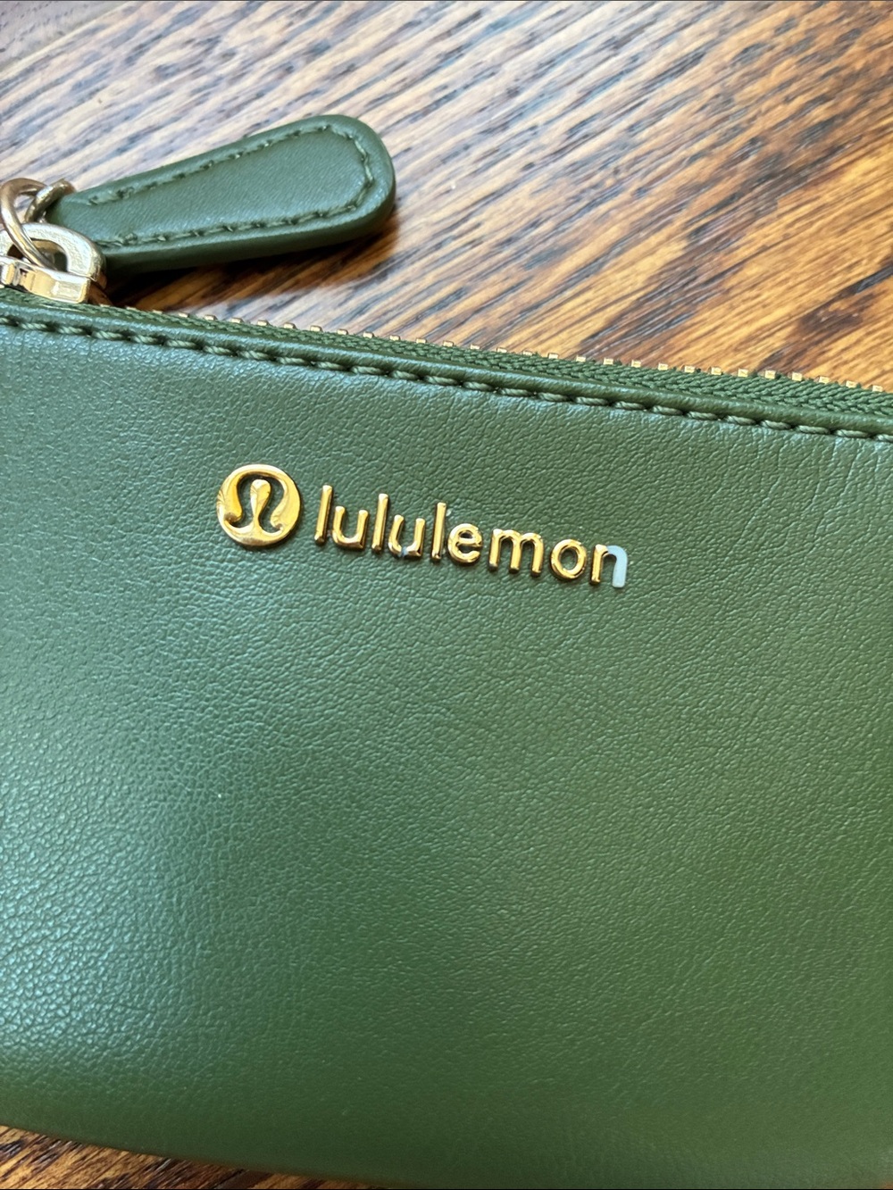 Lululemon's "Barracks Green/Gold" pouch bag - Picture 12 of 12